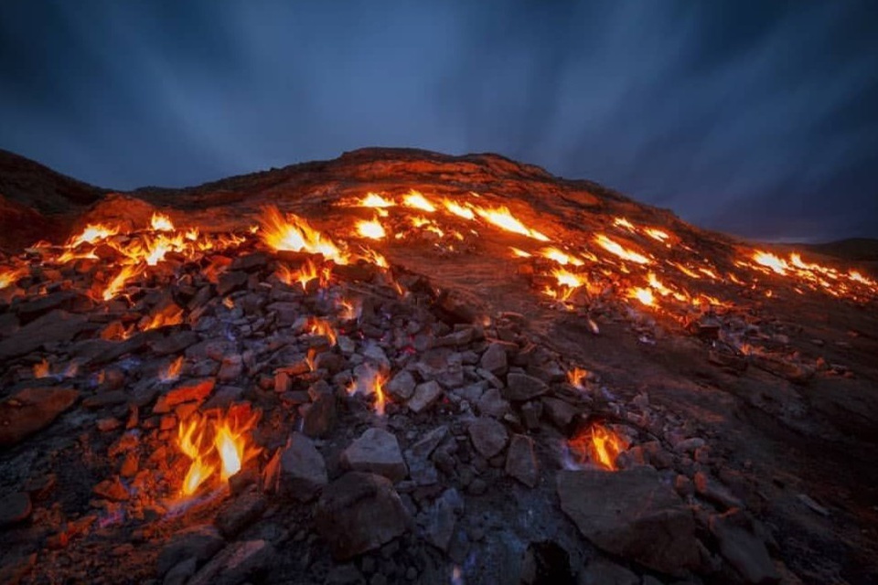 Sườn đồi tự bốc cháy là điểm dã ngoại ở Iran