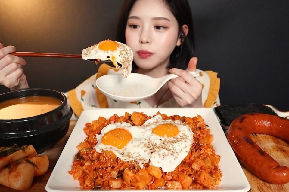 YouTuber Hàn bị tố 'giả vờ nhai' rồi nhổ thức ăn trong clip mukbang