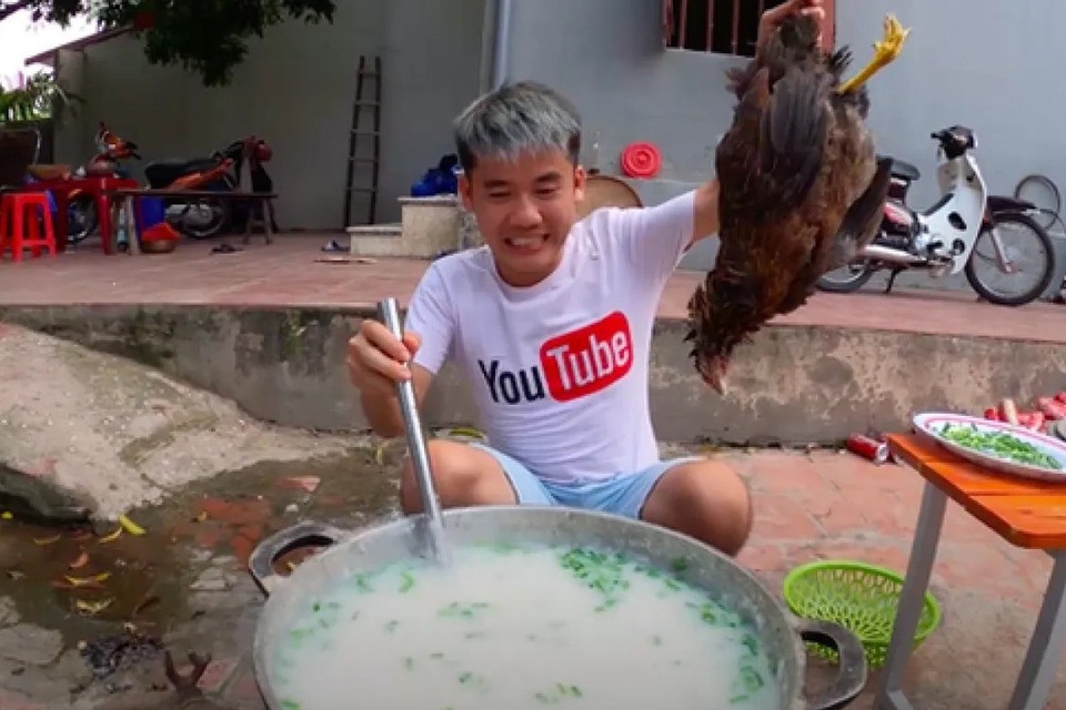 Vì sao video 'nồi cháo gà nguyên lông' của Hưng Vlog lại viral?