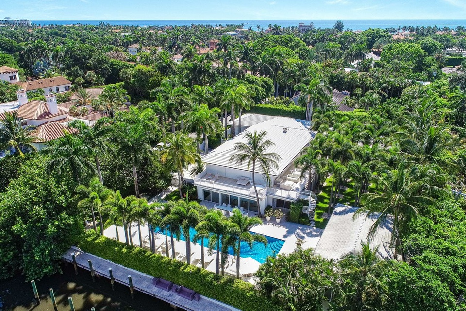 Khối bất động sản hàng trăm triệu USD của tỷ phú Mỹ bị buộc ấu dâm, tự tử trong tù