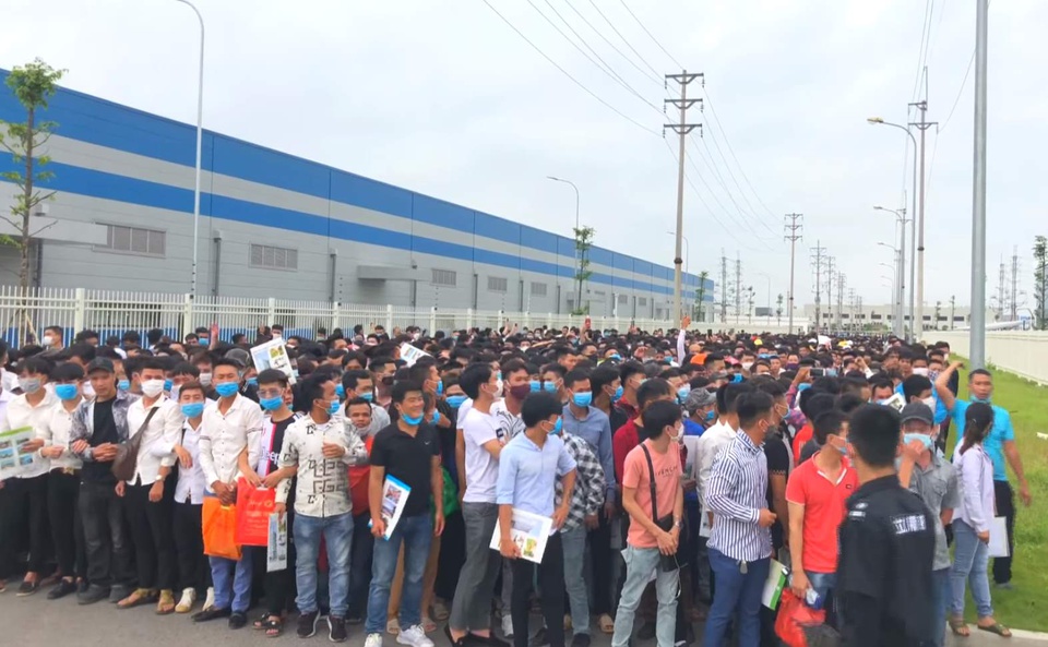 Công nhân làm AirPods ở Việt Nam cần có gì để trúng tuyển?