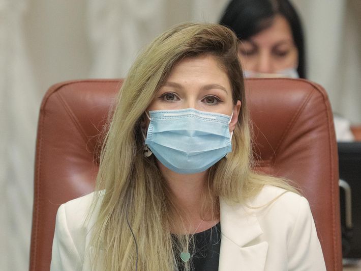 Mỹ rộ tin giả thanh kim loại trong khẩu trang là 'ăng-ten 5G'