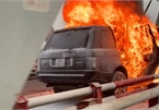 Sau 30 phút cháy dữ dội, xe Range Rover trơ khung trên cầu Chương Dương