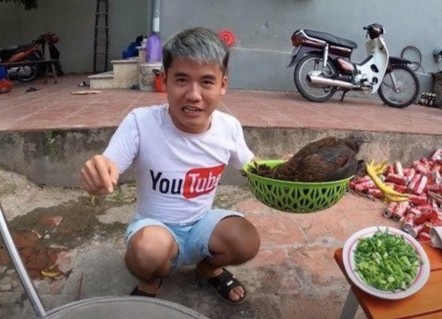 Hưng Vlog xin lỗi vì làm video phản cảm