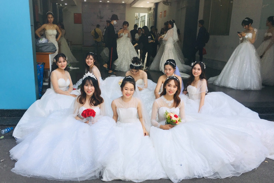 Sự thật bức ảnh tập thể cô dâu ở sân trường đại học tại TP.HCM