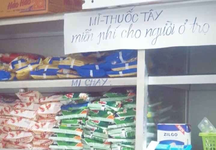 Tủ mỳ tôm, thuốc tây miễn phí của chủ nhà cho sinh viên thuê trọ