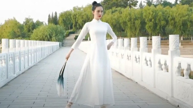 Thí sinh Hoa hậu Trái Đất của Trung Quốc mặc áo dài Việt Nam?