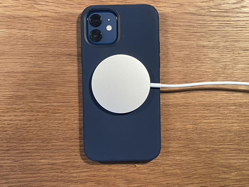 Sạc MagSafe trên iPhone 12 có thể phá hỏng ốp lưng, thẻ tín dụng