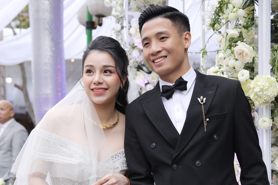 Vợ Bùi Tiến Dũng mặc váy 800 triệu đồng dưới thời tiết 8 độ C