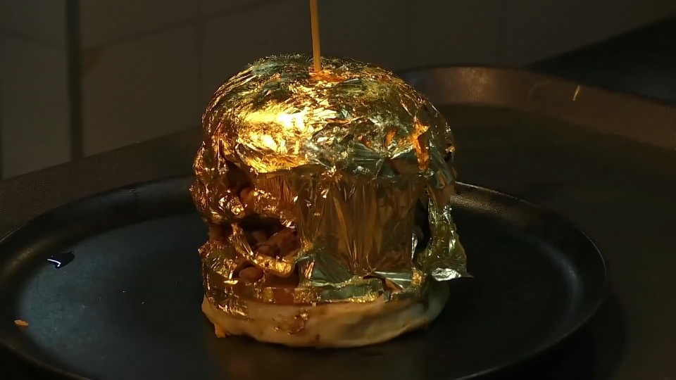 Bánh burger dát vàng 24K