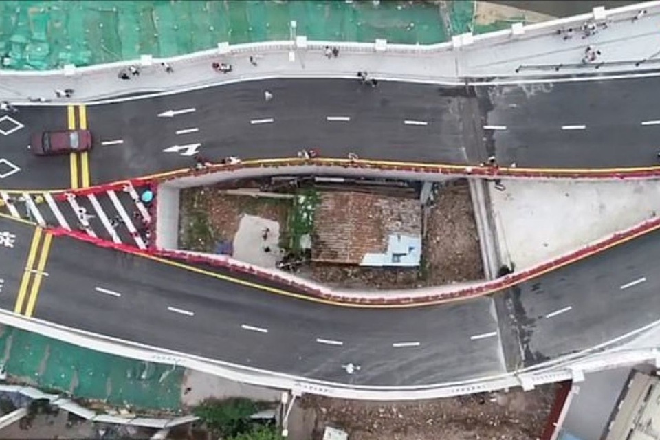 Ngôi nhà nằm giữa, tách cây cầu làm đôi ở Trung Quốc