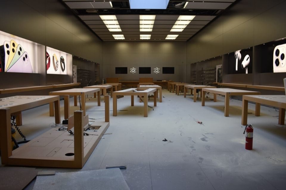 Số phận những chiếc iPhone bị nhóm bạo loạn đánh cắp ở Apple Store