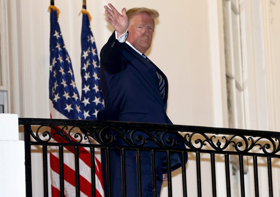 Ông Trump đăng hơn 120 bài lên Twitter sau khi ra viện