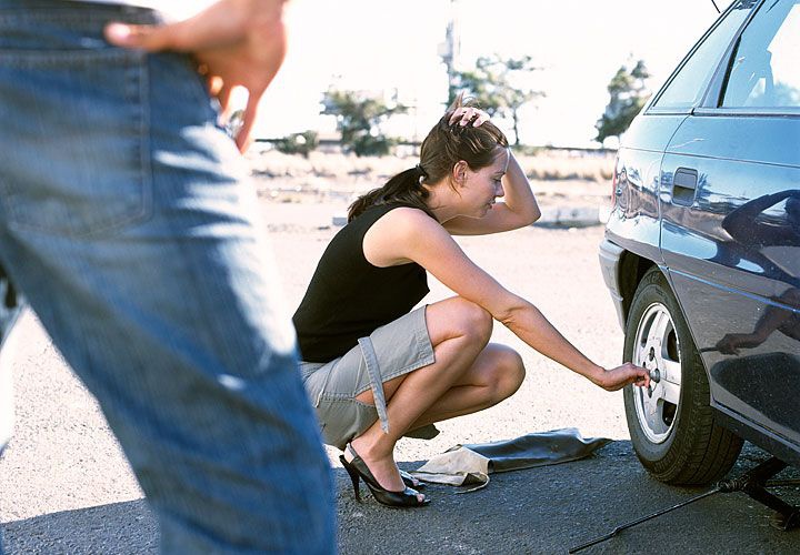 Rạch lốp xe phụ nữ rồi vờ tới giúp để kiếm cớ làm quen