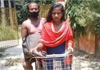 Cô gái Ấn Độ đổi đời sau khi đạp xe 1.200 km để đưa bố về quê