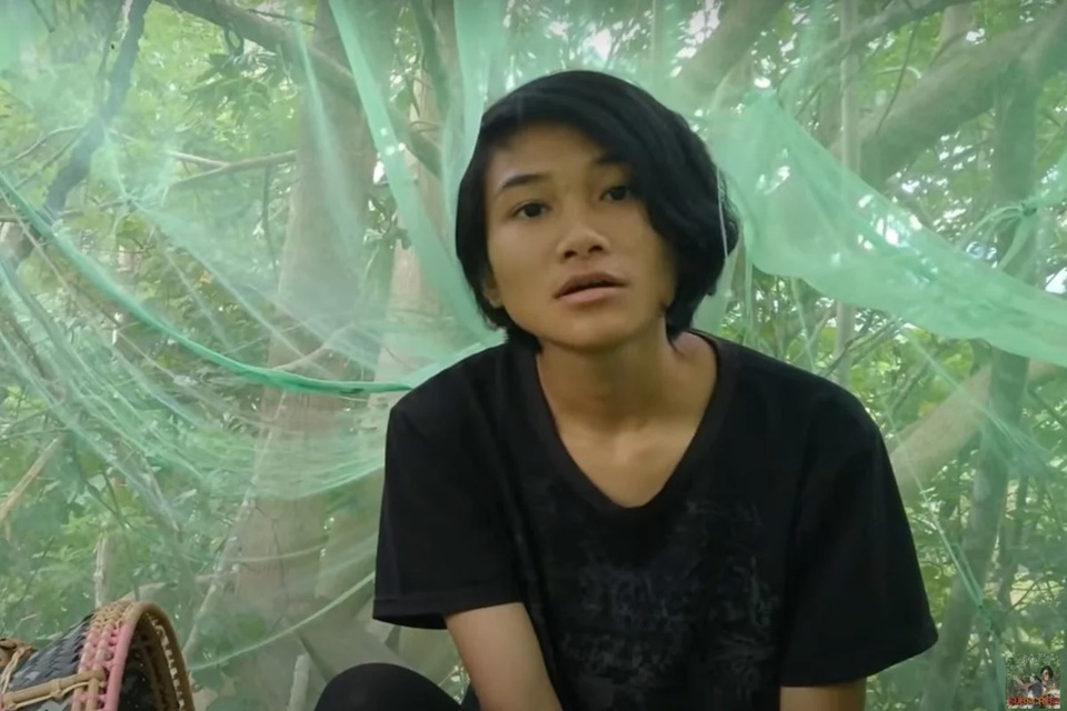 Video nữ sinh trèo cây học bài gây rúng động tại Malaysia