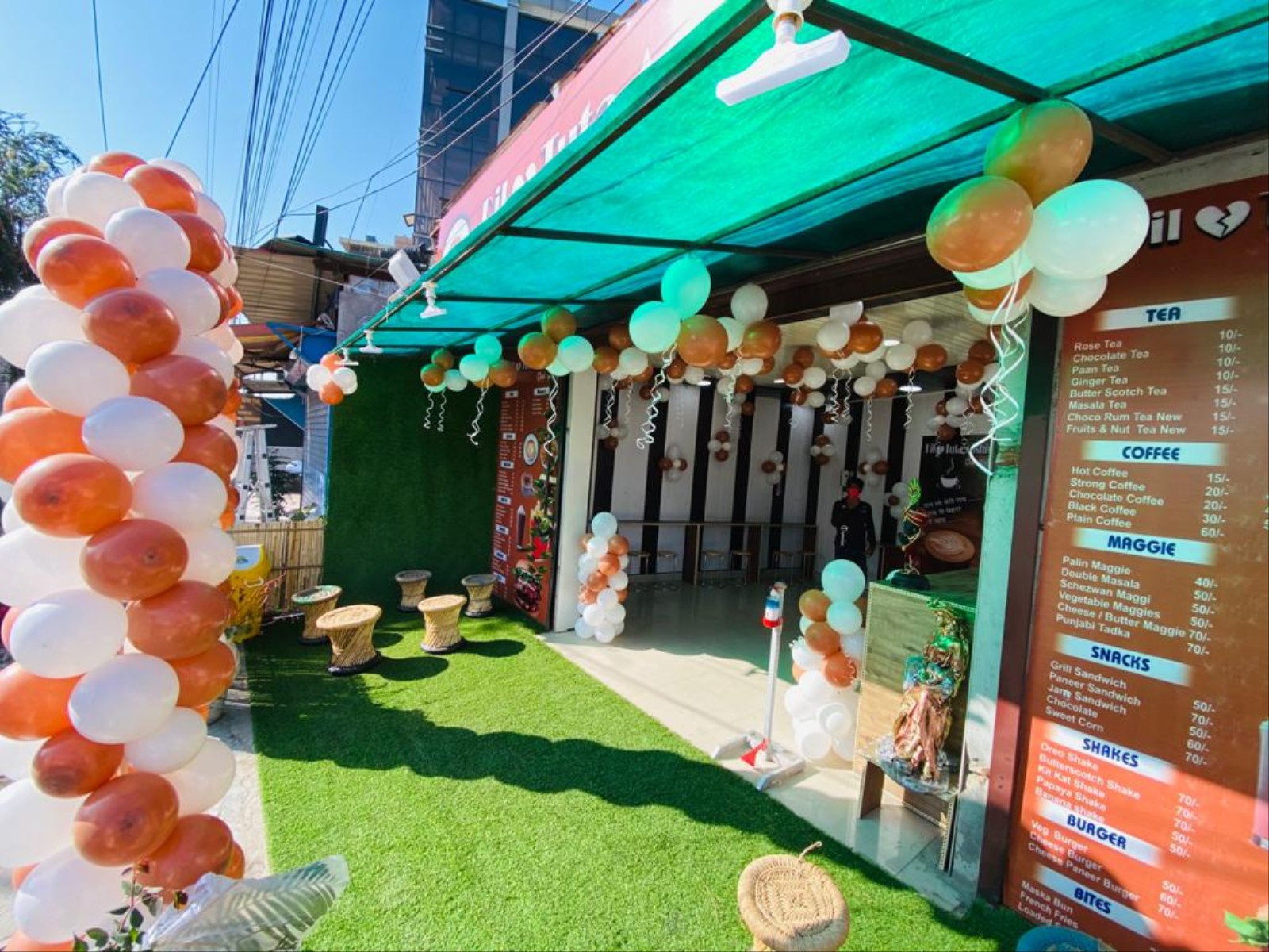 Quan ca phe An Do giup khach hang quen di nguoi yeu cu anh 2