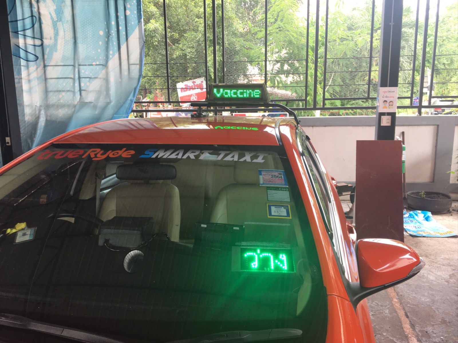 Tai xe taxi Thai Lan treo tin hieu de thong bao da duoc tiem vaccine anh 1
