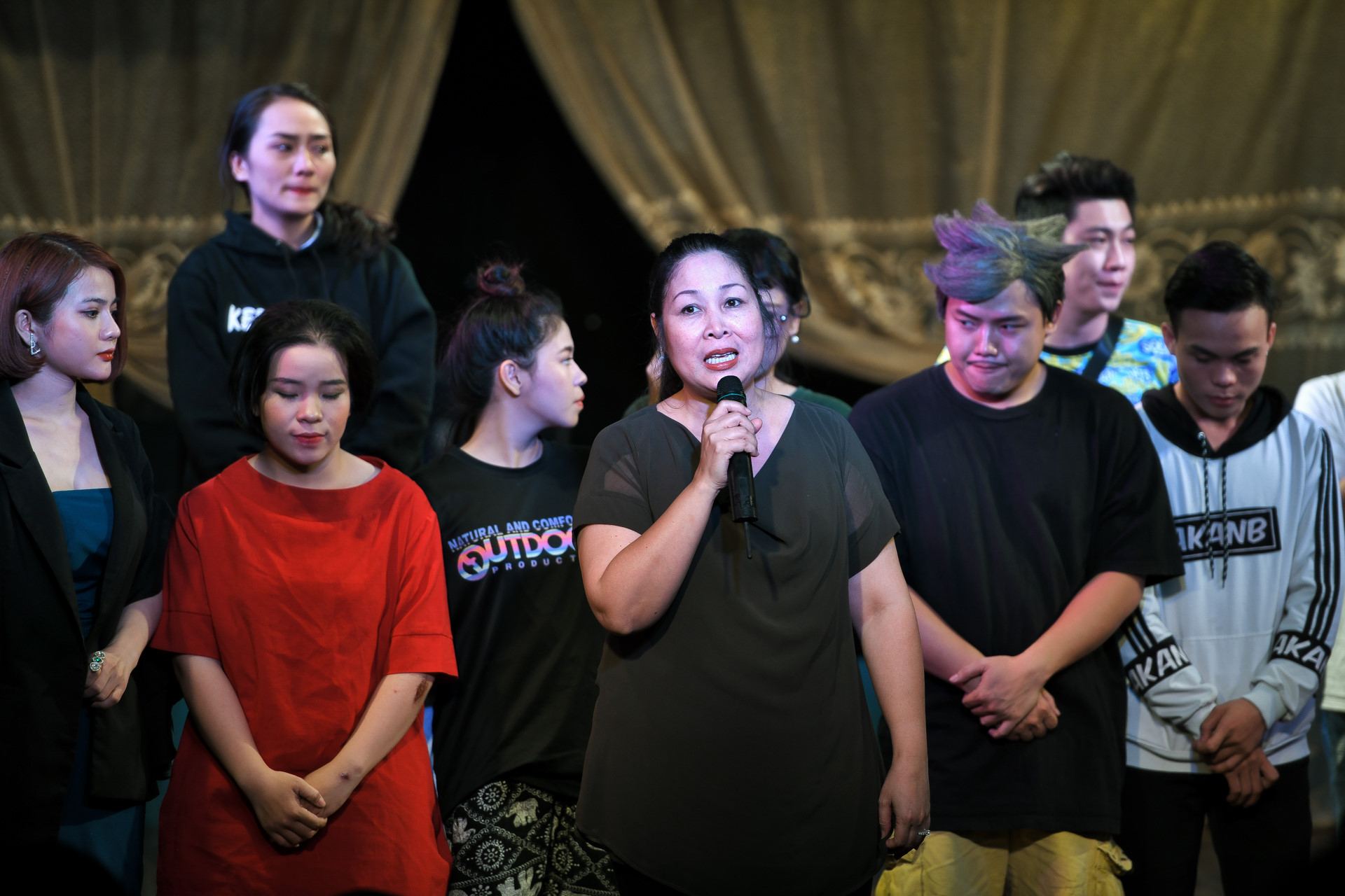 Dem dien cuoi o san khau Hong Van: Chuyen sau tam man nhung hinh anh 28