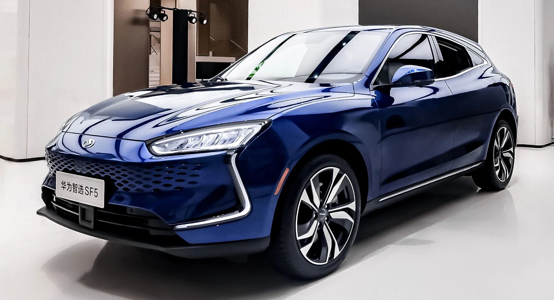 Huawei gioi thieu oto SF5 anh 1