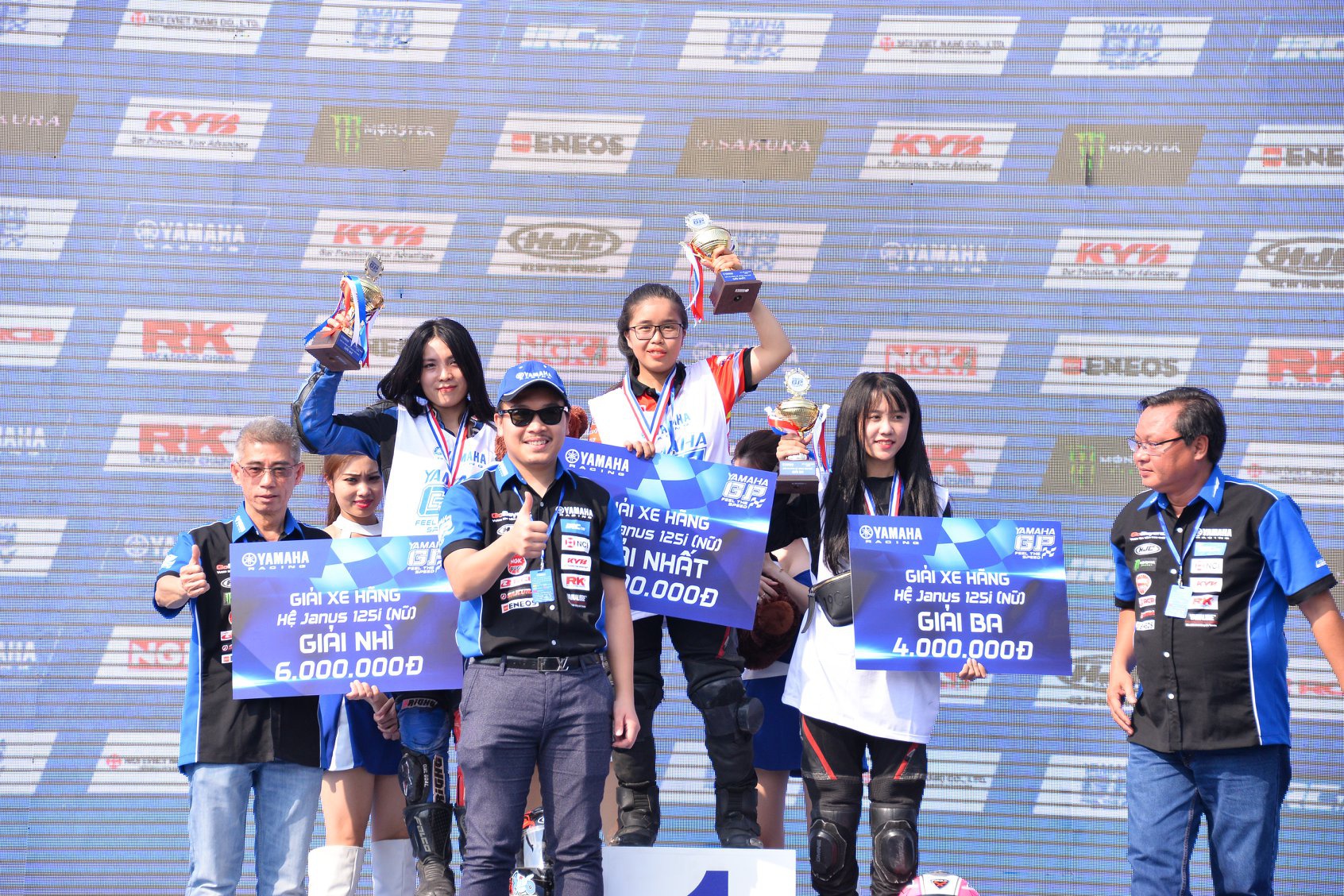 Nhung co gai noi bat trong lang dua xe moto Viet Nam anh 5