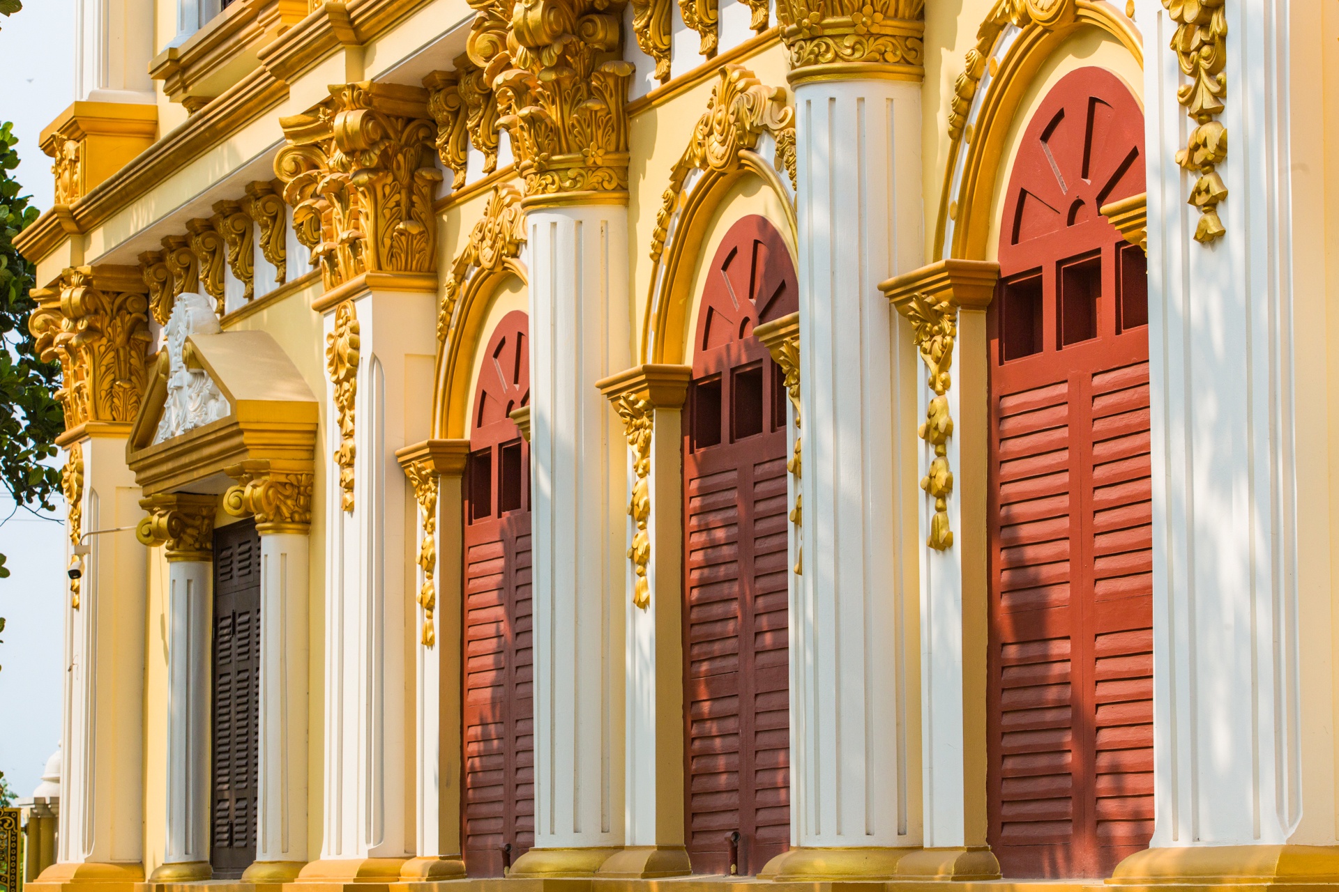 Can canh toa lau dai dat vang anh 6