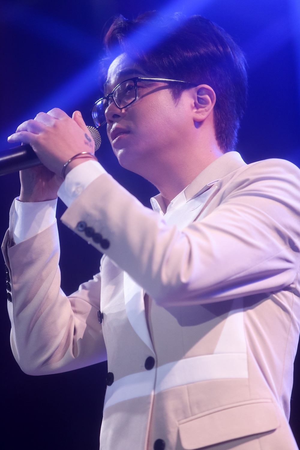 Bui Anh Tuan dang o dau anh 4