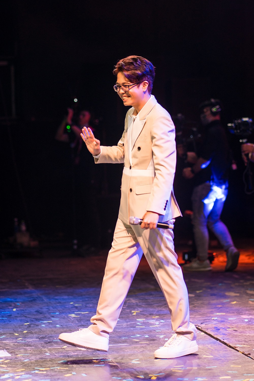 Bui Anh Tuan dang o dau anh 5