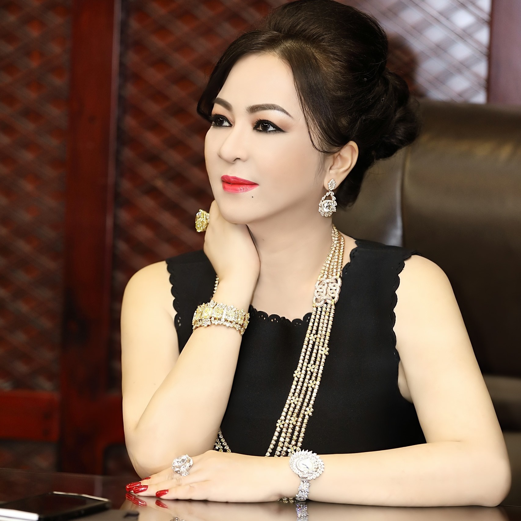 Bà Phương Hằng và cuộc đại náo chấn động giới showbiz - VietNamNet