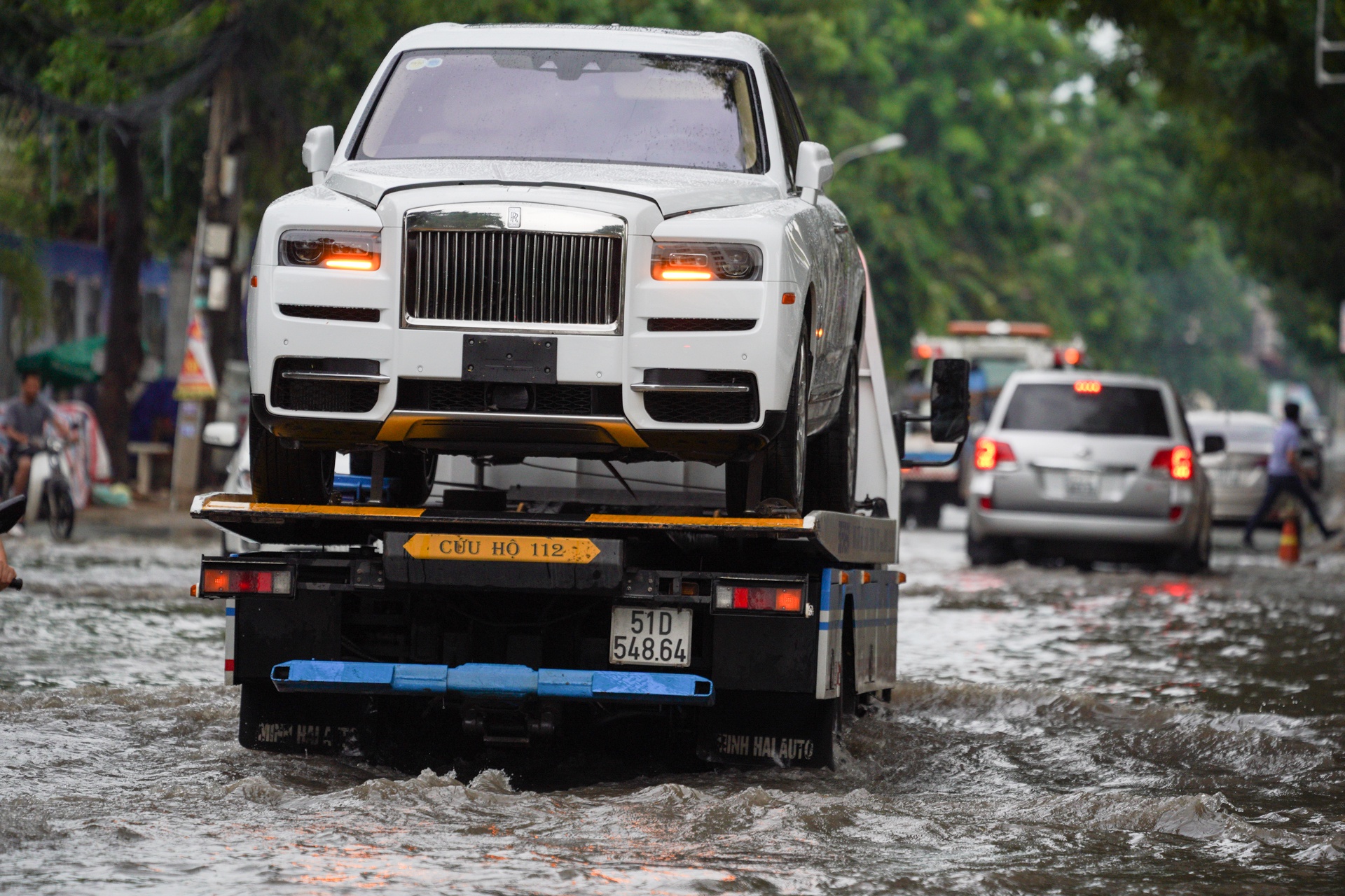 khac phuc oto ngap nuoc anh 2