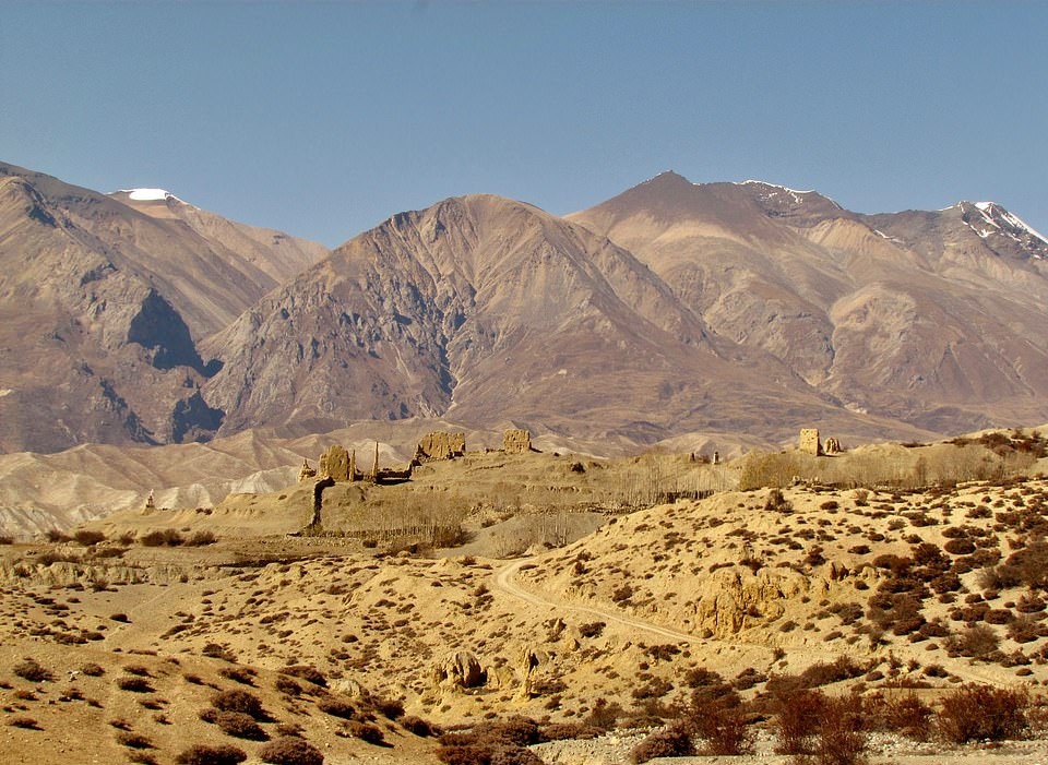 Su song khac nghiet noi tan cung day Himalaya hinh anh 21 26063016_8117091_The_ruins_of_a_fortress_near_the_Lori_Cliff_Monastery_Darius_sai_a_10_1584605869799_1_.jpg