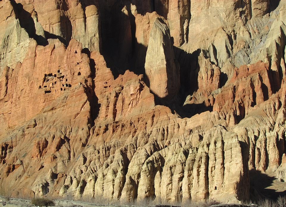 Su song khac nghiet noi tan cung day Himalaya hinh anh 5 26063022_8117091_This_incredible_picture_of_the_red_rock_face_was_captured_in_the_a_5_1584605867876.jpg