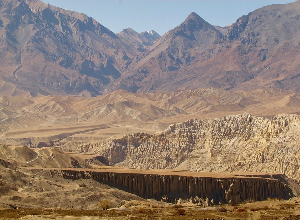 Su song khac nghiet noi tan cung day Himalaya hinh anh 10 26063046_8117091_A_cosmic_looking_airfield_close_to_the_Luri_Cliff_monastery_whic_a_14_1584605870429.jpg