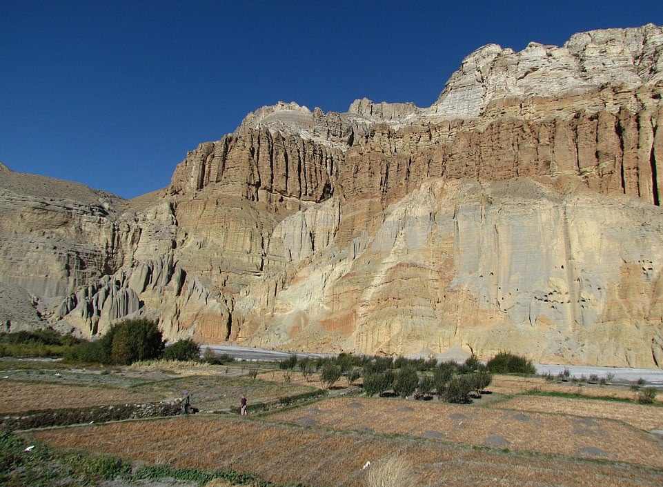 Su song khac nghiet noi tan cung day Himalaya hinh anh 4 26063054_8117091_Darius_said_Mustang_has_beautiful_mountains_with_winding_paths_E_a_7_1584605869340.jpg