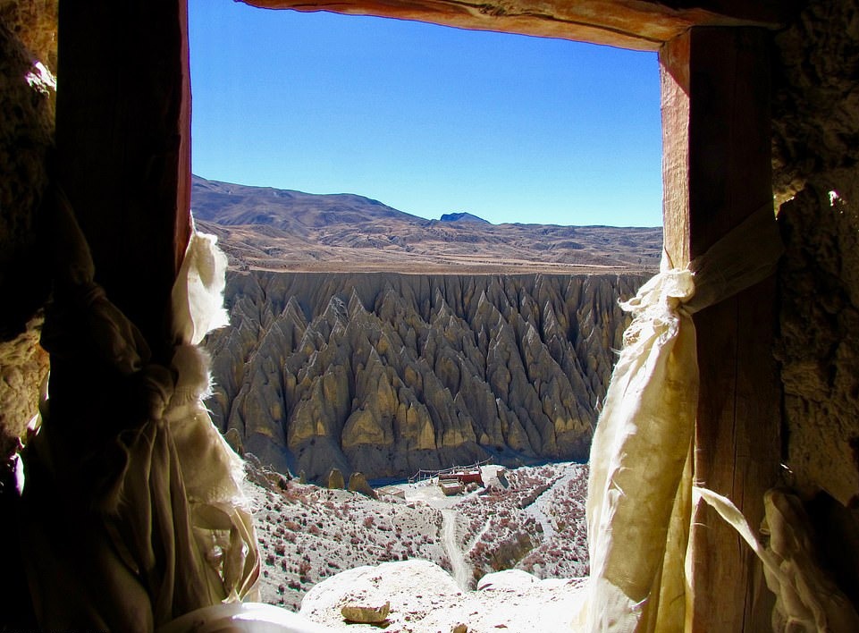 Su song khac nghiet noi tan cung day Himalaya hinh anh 1 26063062_8117091_A_view_through_one_of_the_windows_of_the_Lori_Cliff_Monastery_ou_a_3_1584605867248.jpg