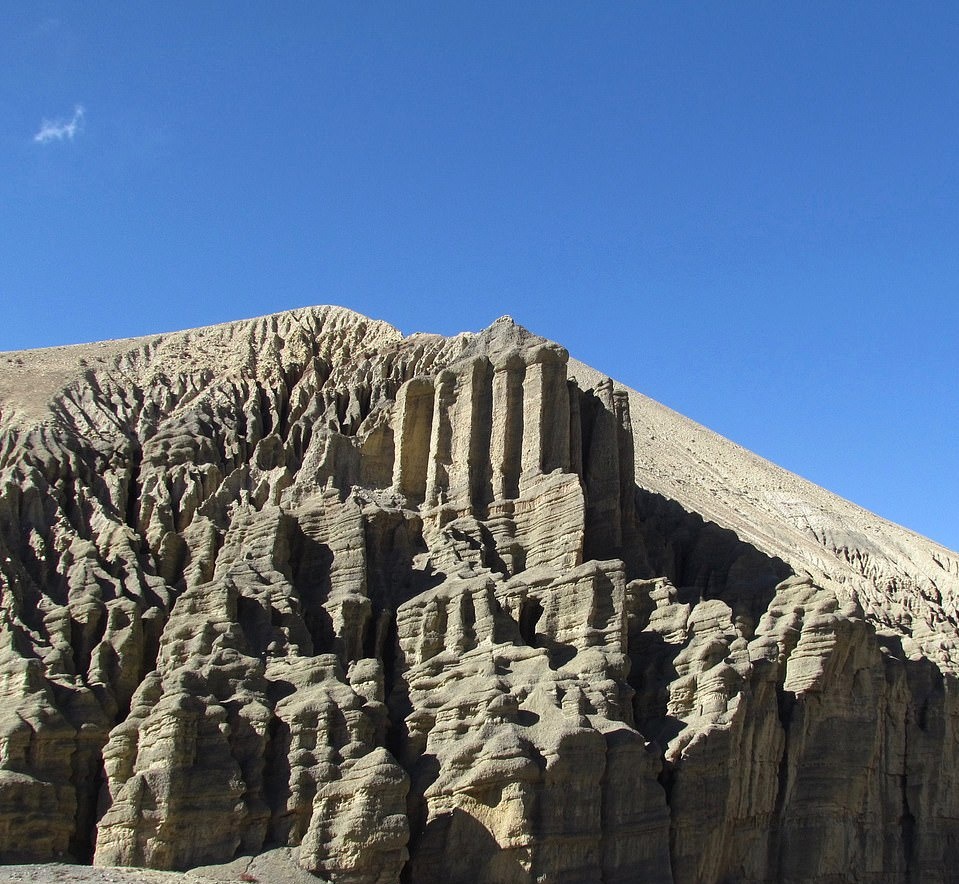 Su song khac nghiet noi tan cung day Himalaya hinh anh 8 26063066_8117091_This_incredible_rock_formation_was_captured_on_camera_by_Darius_a_9_1584605869794.jpg