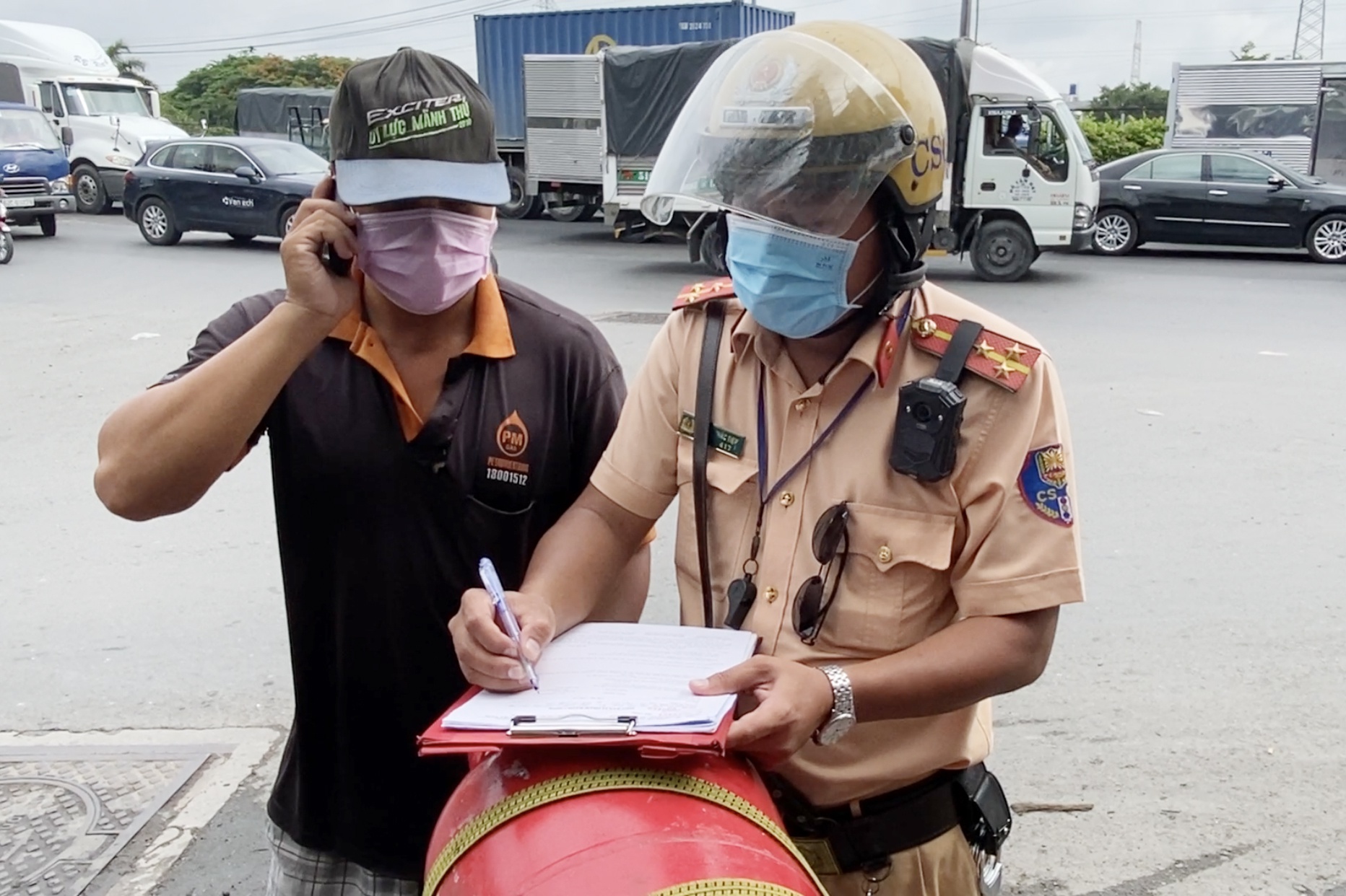 CSGT bat xe chay nguoc chieu anh 2