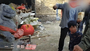 Hien tuong am nhac Trung Quoc bi nguoi dan dap cua bat ra chup anh hinh anh 1 ao.gif