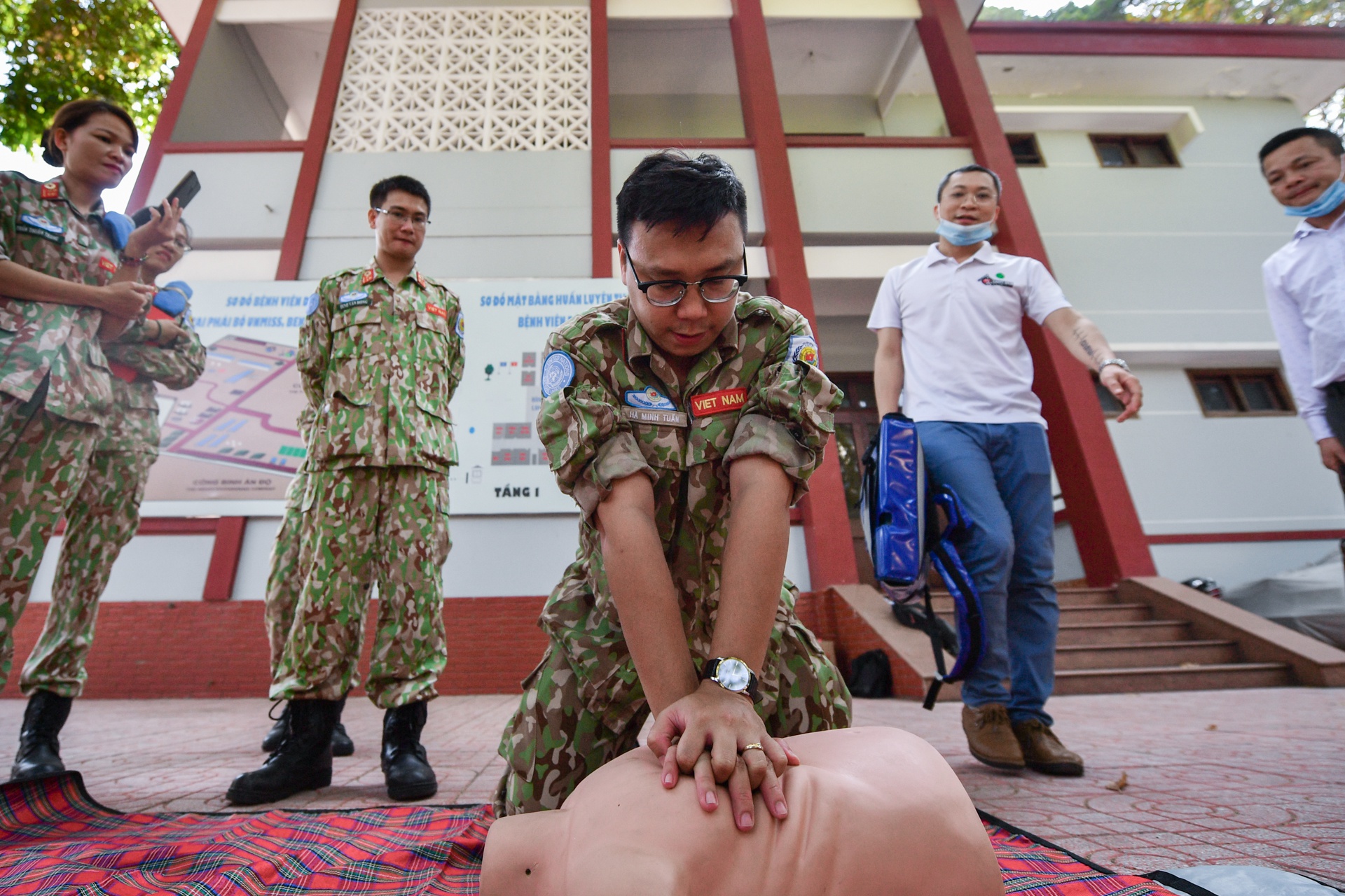 nu quan nhan mu noi xanh tre tuoi anh 18