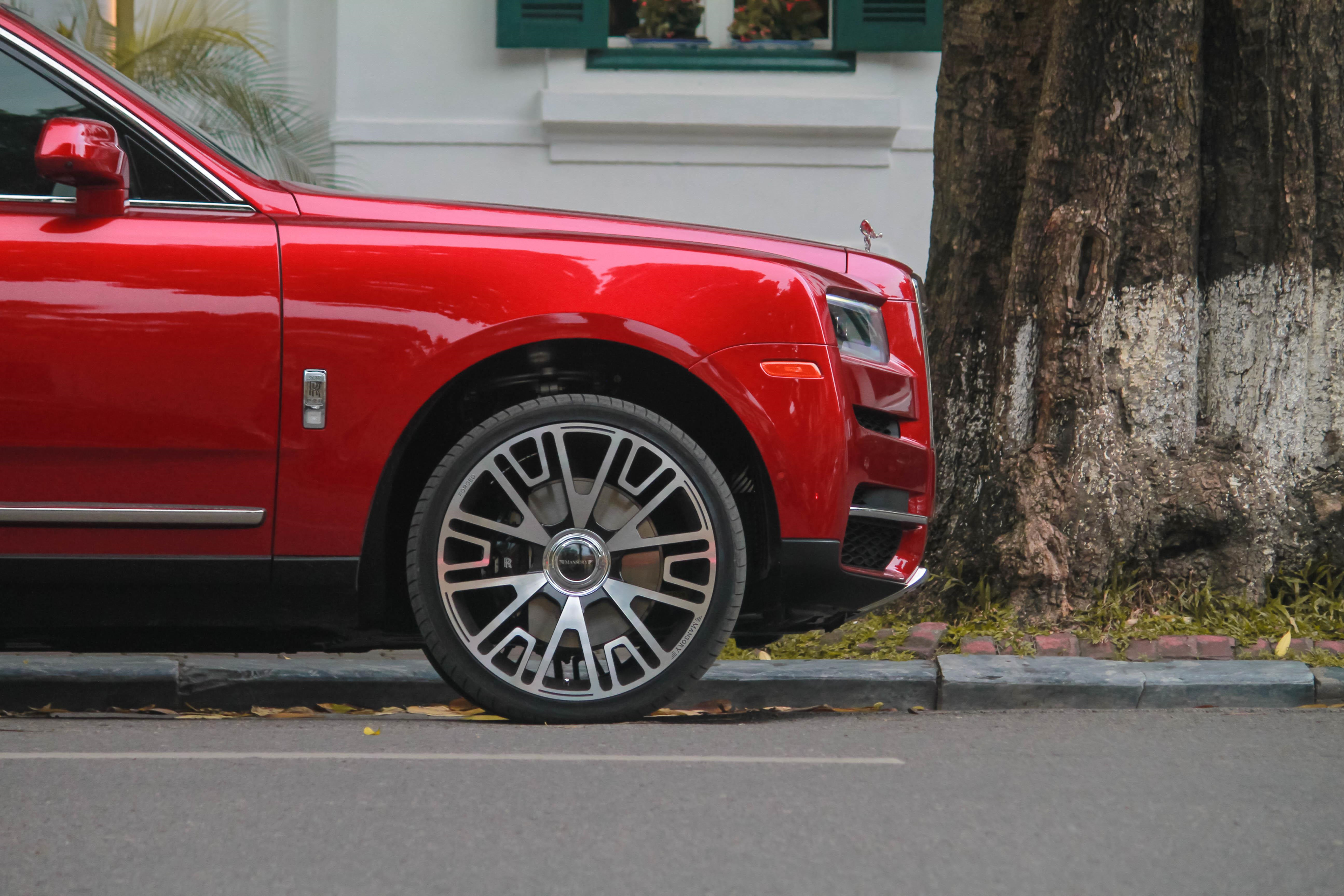 Bo doi SUV sieu sang Rolls-Royce Cullinan lan dau 'dung do' tai Ha Noi hinh anh 6