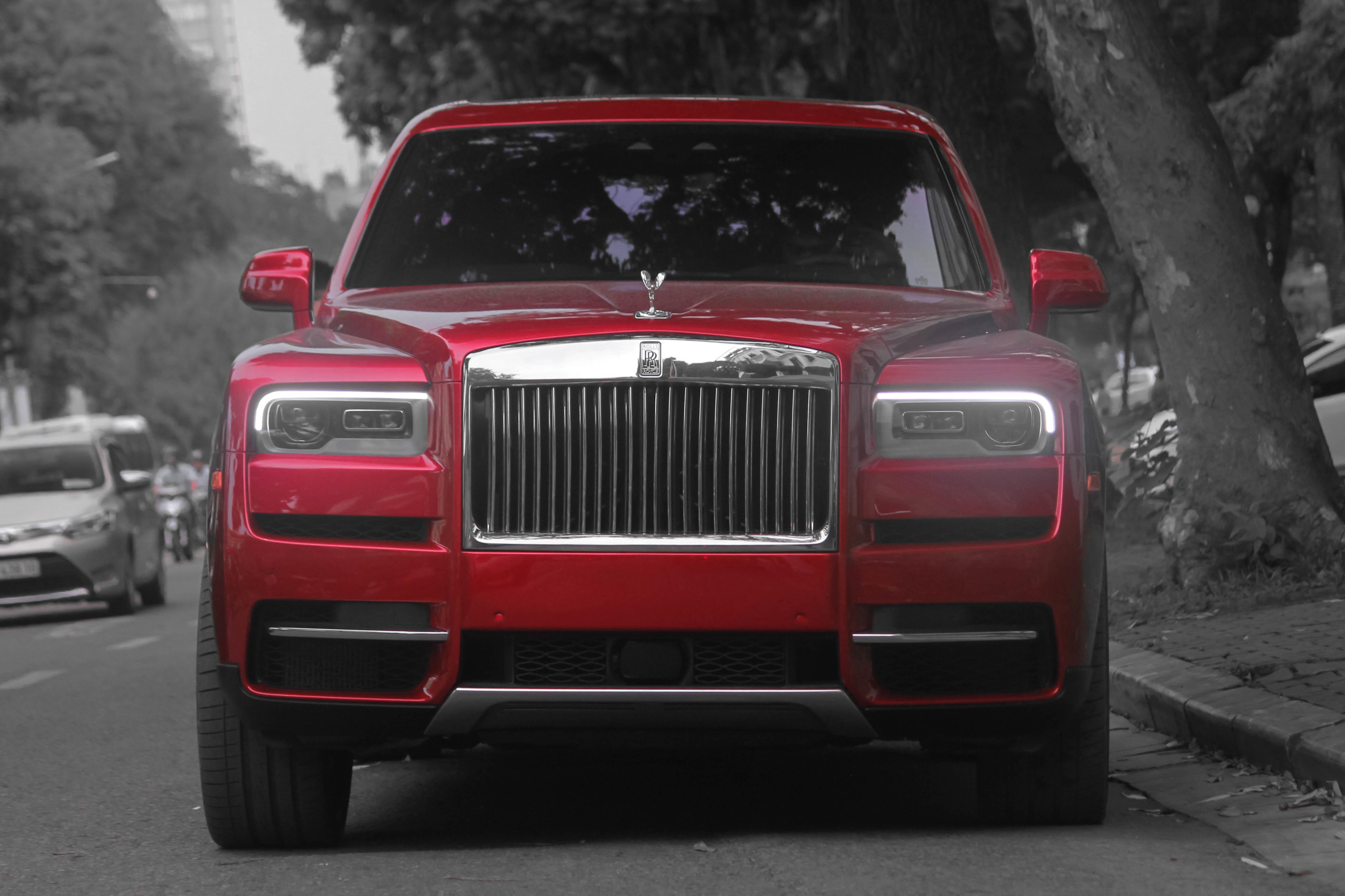 Bo doi SUV sieu sang Rolls-Royce Cullinan lan dau 'dung do' tai Ha Noi hinh anh 8