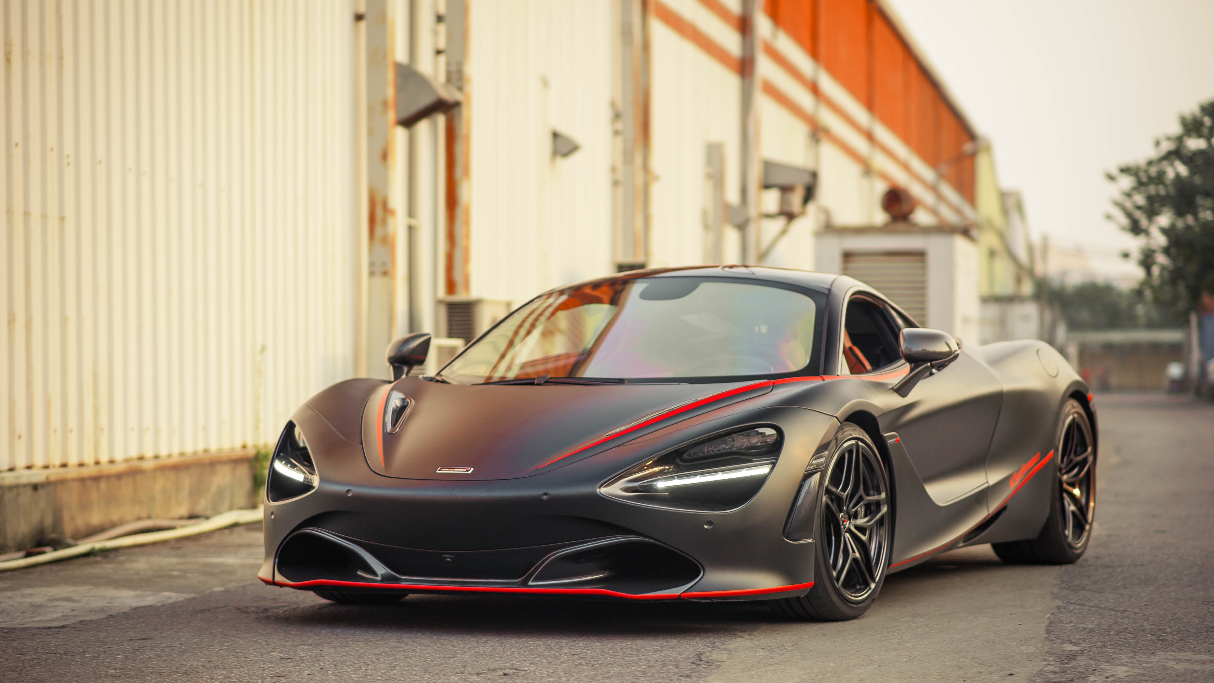 McLaren 720S đã xuất hiện tại Việt Nam và đang làm mưa làm gió trong giới yêu xe tại đây. Đừng bỏ lỡ cơ hội để chiêm ngưỡng chiếc xe này, với thiết kế phong cách, trang bị đầy đủ tính năng hiện đại nhất và khả năng vận hành tuyệt vời.