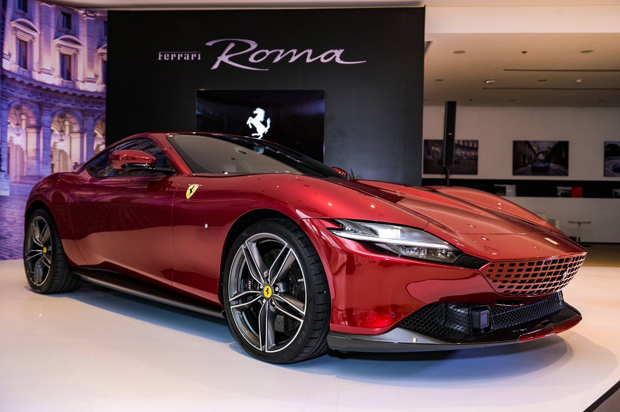 So sanh Ferrari Roma va Aston Martin DB11 anh 1