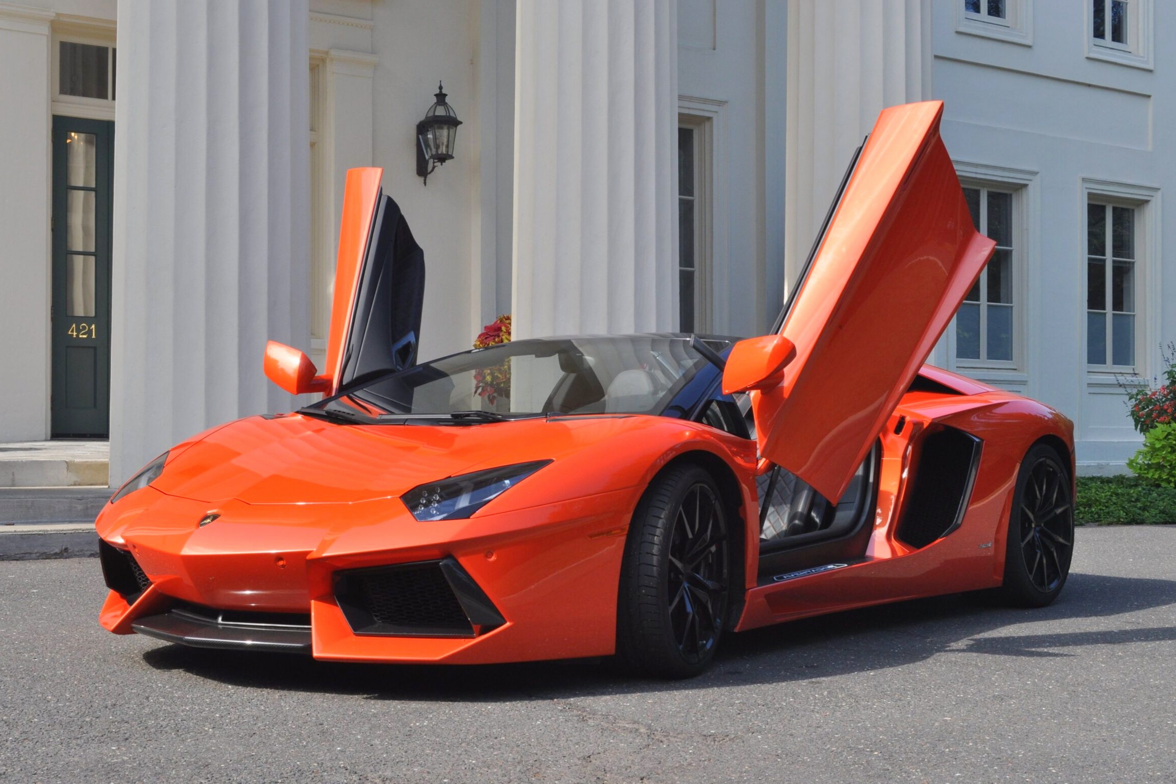 thanh nien tuyet thuc mua Lamborghini anh 1