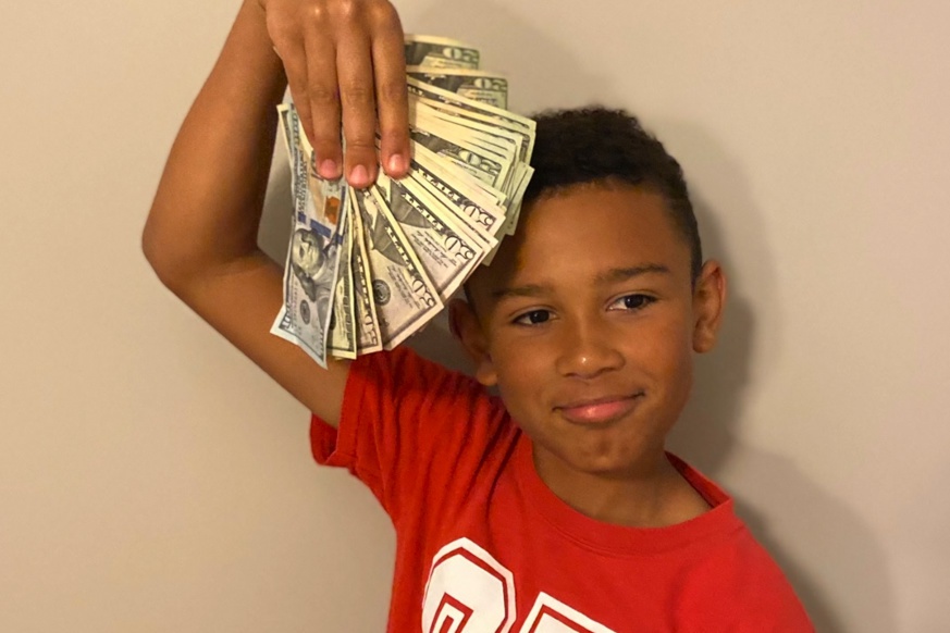 Cau be nhat duoc hang nghin USD trong xe anh 1