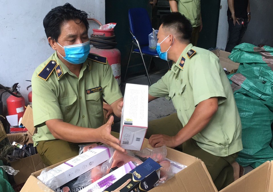 Thu giu hon 33.000 sextoy khong nguon goc anh 1