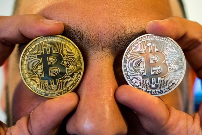 Bitcoin sập giá, nhà đầu tư non trẻ nếm thất bại đầu 2021