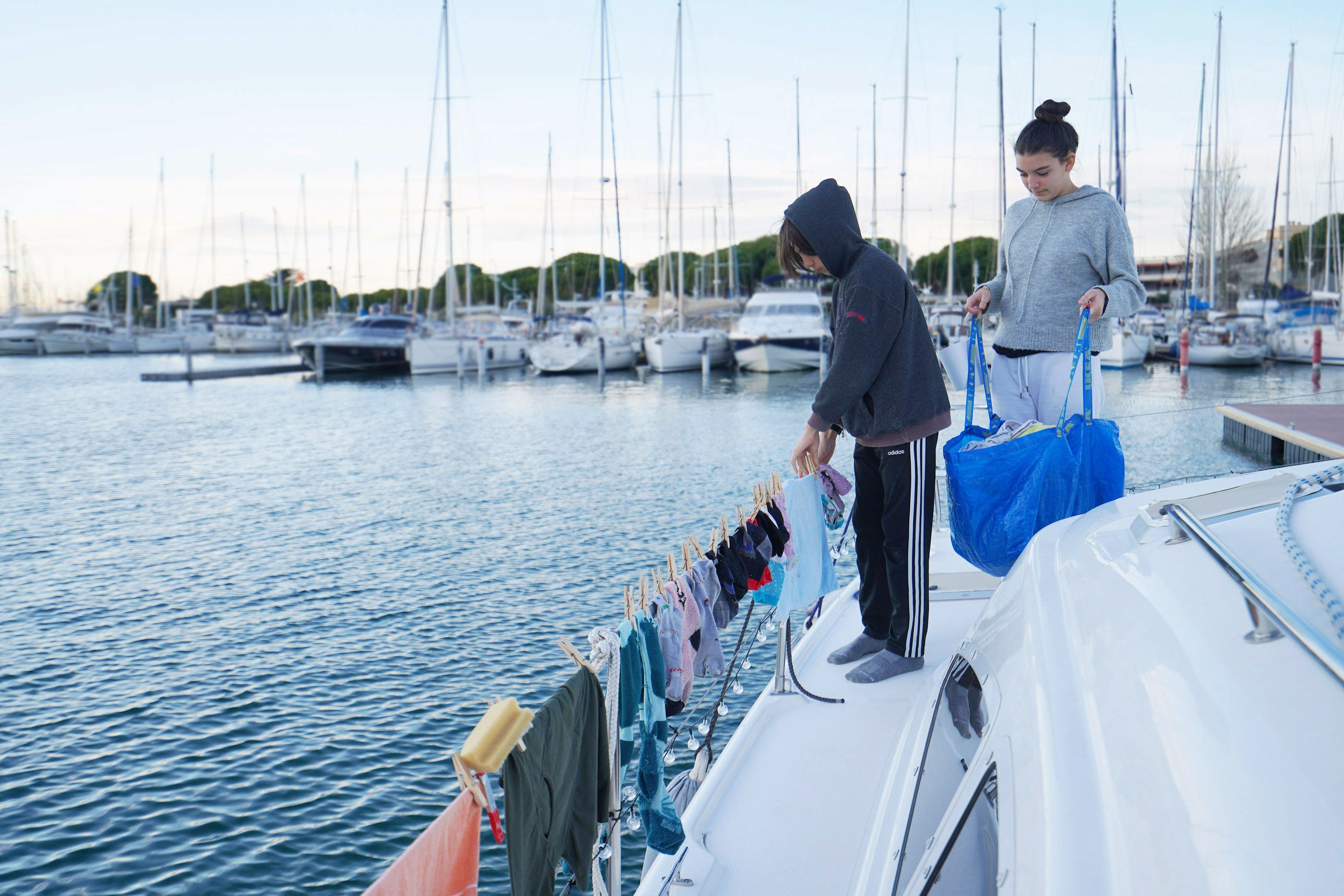 gia dinh mac ket tren thuyen o Phap anh 4