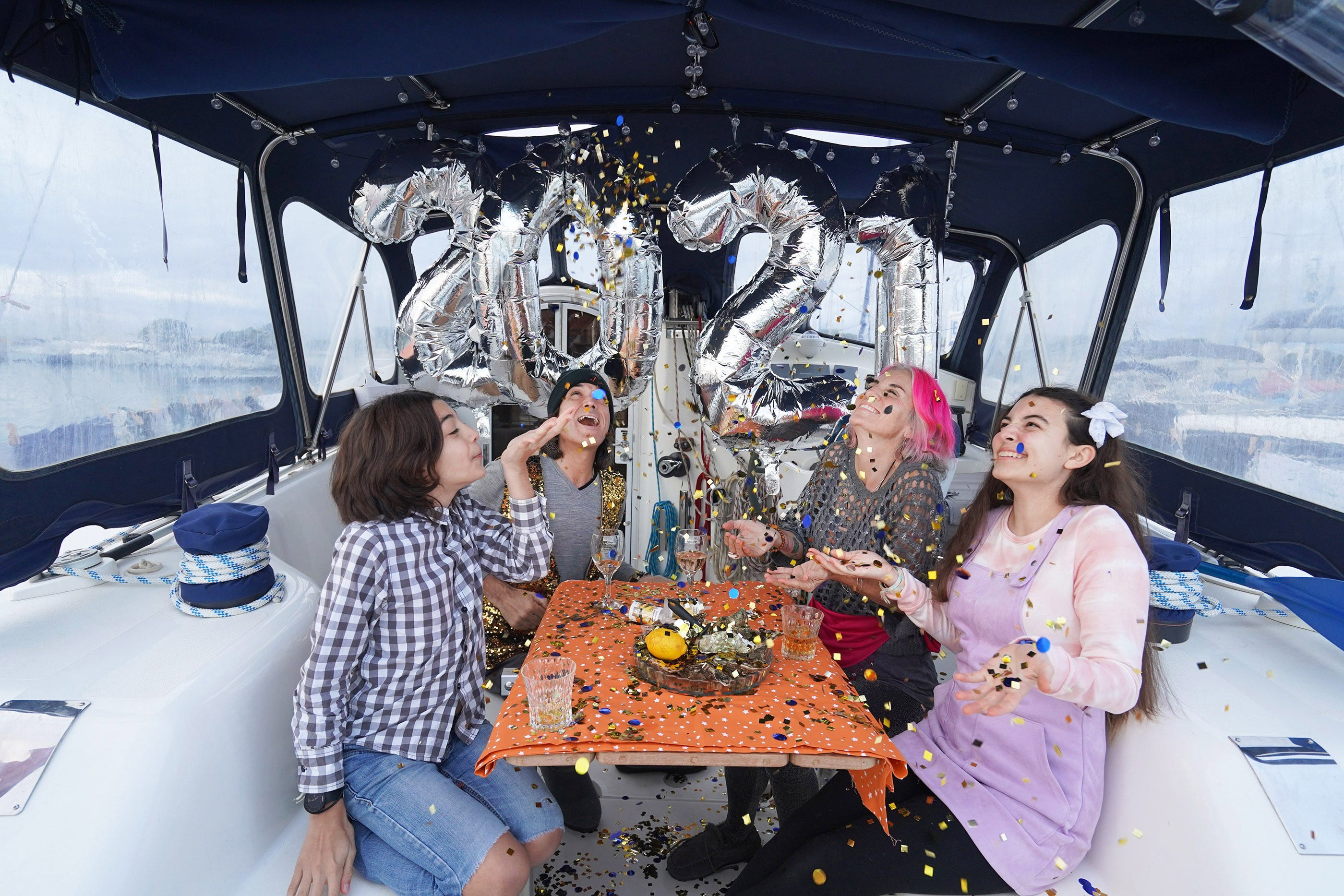 gia dinh mac ket tren thuyen o Phap anh 10