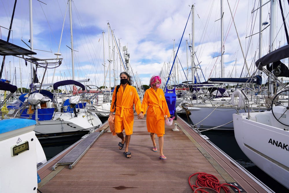 gia dinh mac ket tren thuyen o Phap anh 5